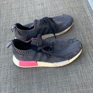 worn out pink and black nmd r1